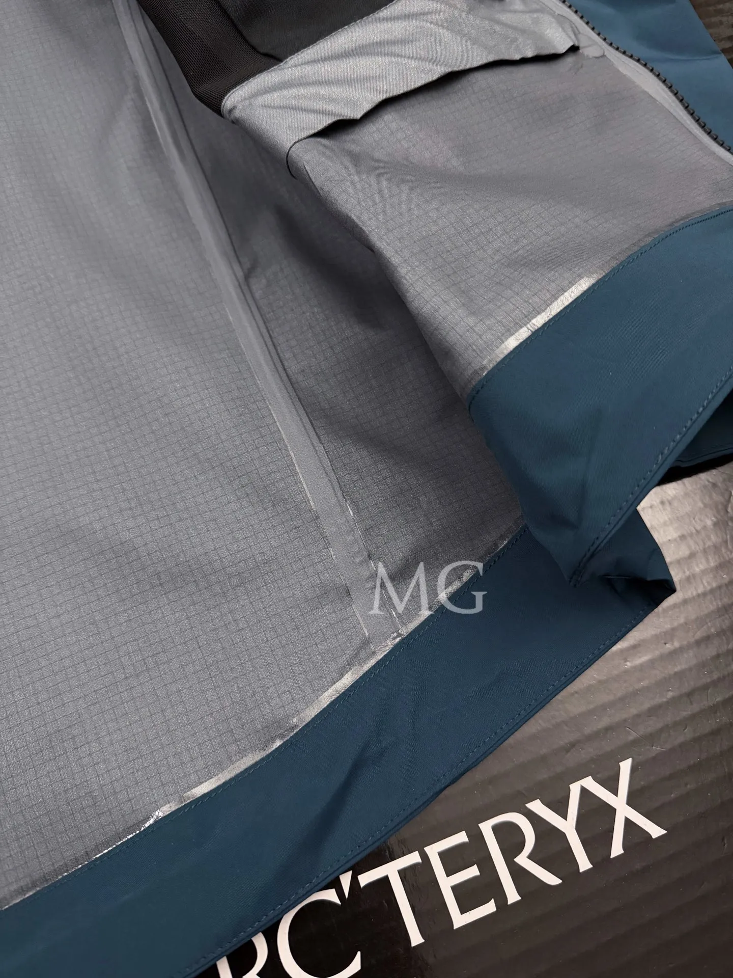 k 66 Quality ARC'TERYX ALPHA SV 8 Breathable Sv ， ， ， ： N X GORE-TEX® Alpha SV Wear-Resistant Wear-Resistant : ykk logo TPU 100 1.1 Water Tight™ : 70 : logo， Velcro® ， ， ， Hem Lock ： Blue Size：XS-XXL ：116 120 124 128 132 136 ：48 49 50 51 52 53 ：62 63 64 67 68 ：70.5 72.5 74.5 76.5 77.5 78.5